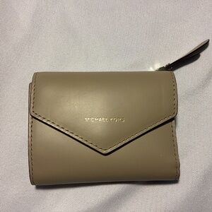 Michael Kors wallet beige gold snaps unisex neutral New CLOSET CLEARANCE PRICE